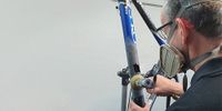Mann führt eine Carbon Reparatur am Mountainbike in Hückelhoven vor